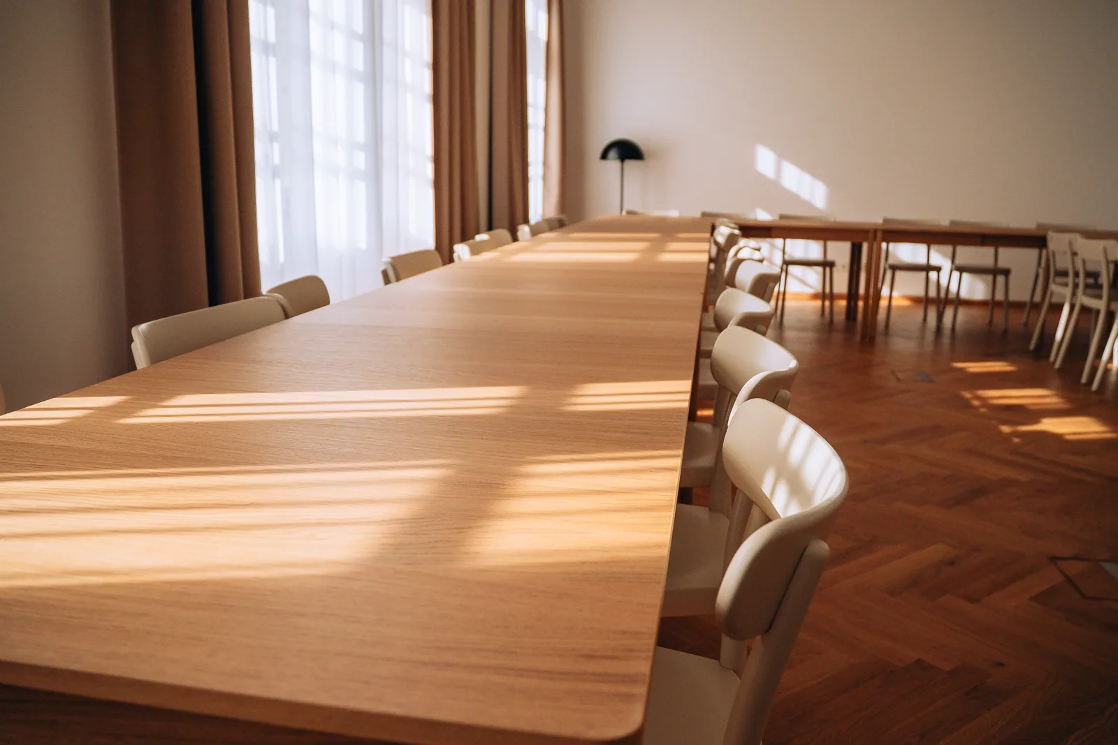 Konferenční prostor Arboretum se stoly a židlemi
